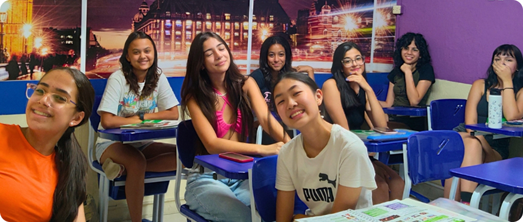 Pai feliz abraçando e dando as mãos ao filho em casa